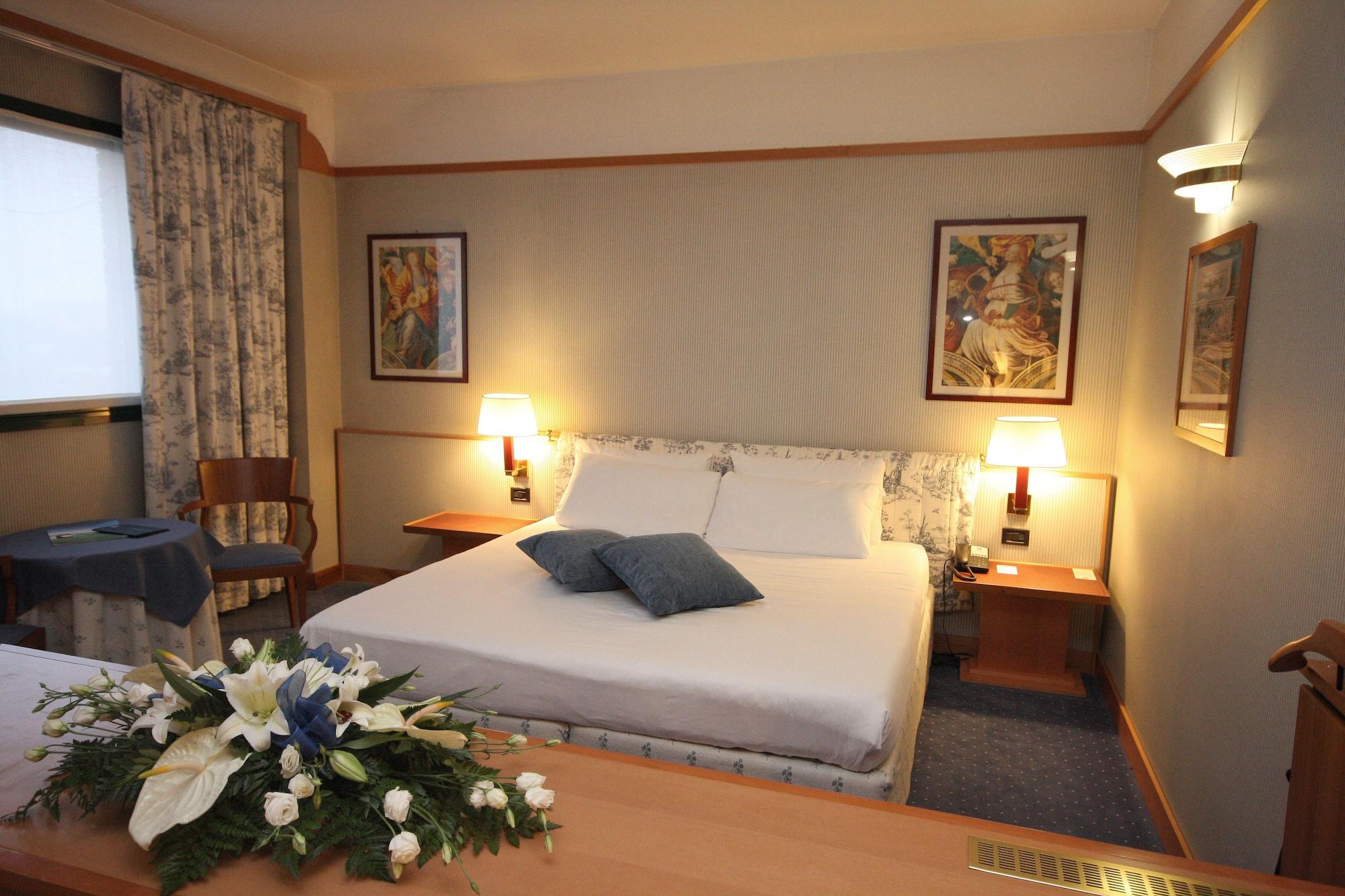 Hotel Della Rotonda Saronno Esterno foto